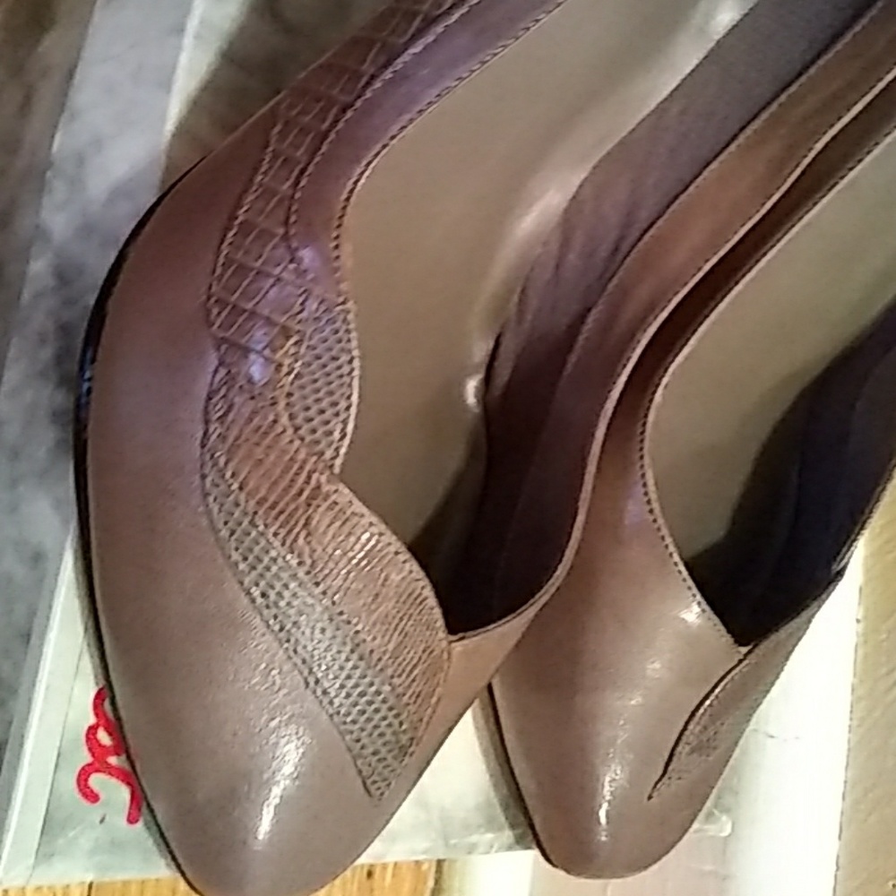 Shoes - Picture 2 of 8